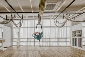 자연광 가득한 인더스트리얼 플라잉요가 스튜디오